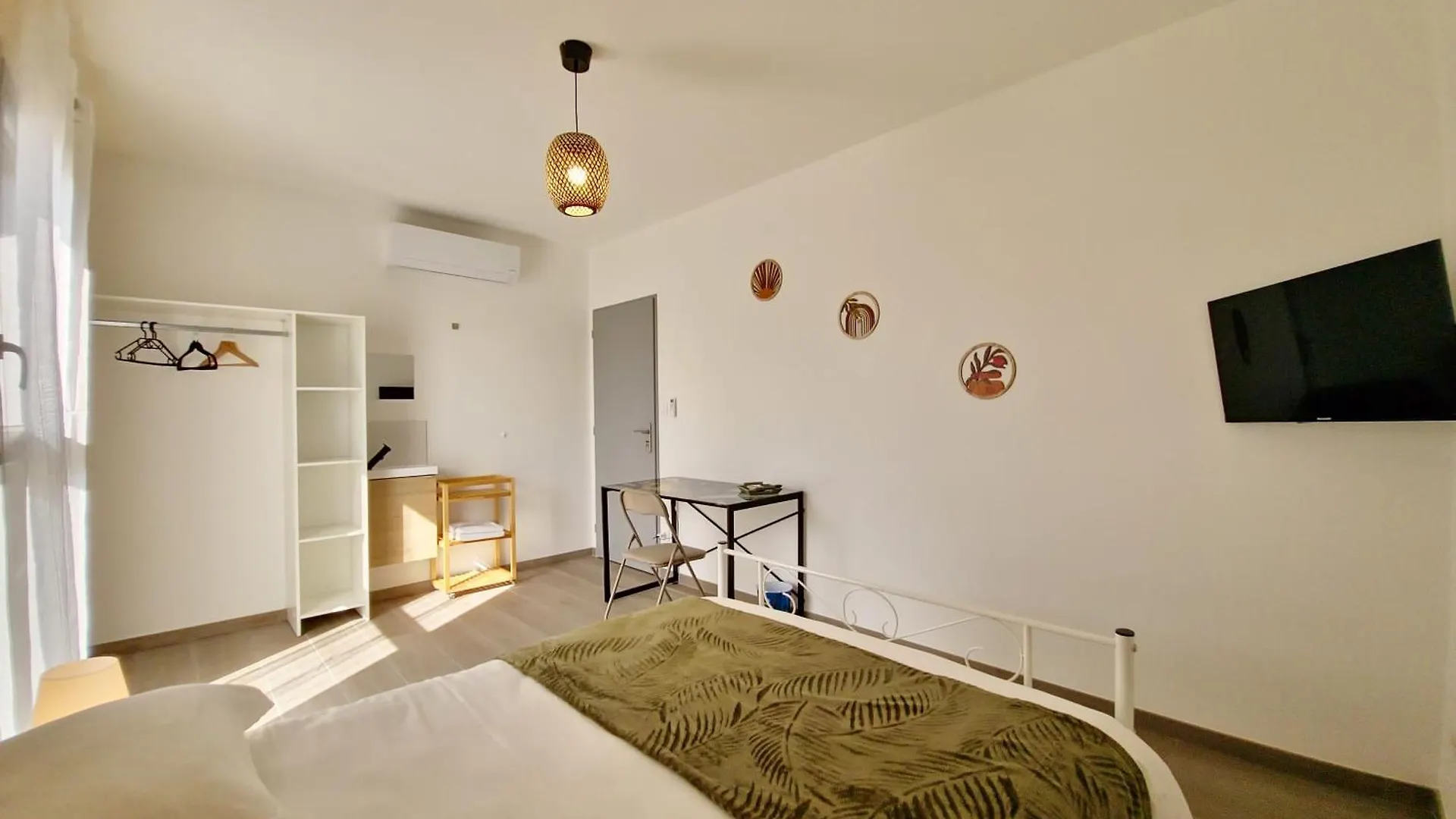 Urban Chambres Vénissieux 0*,