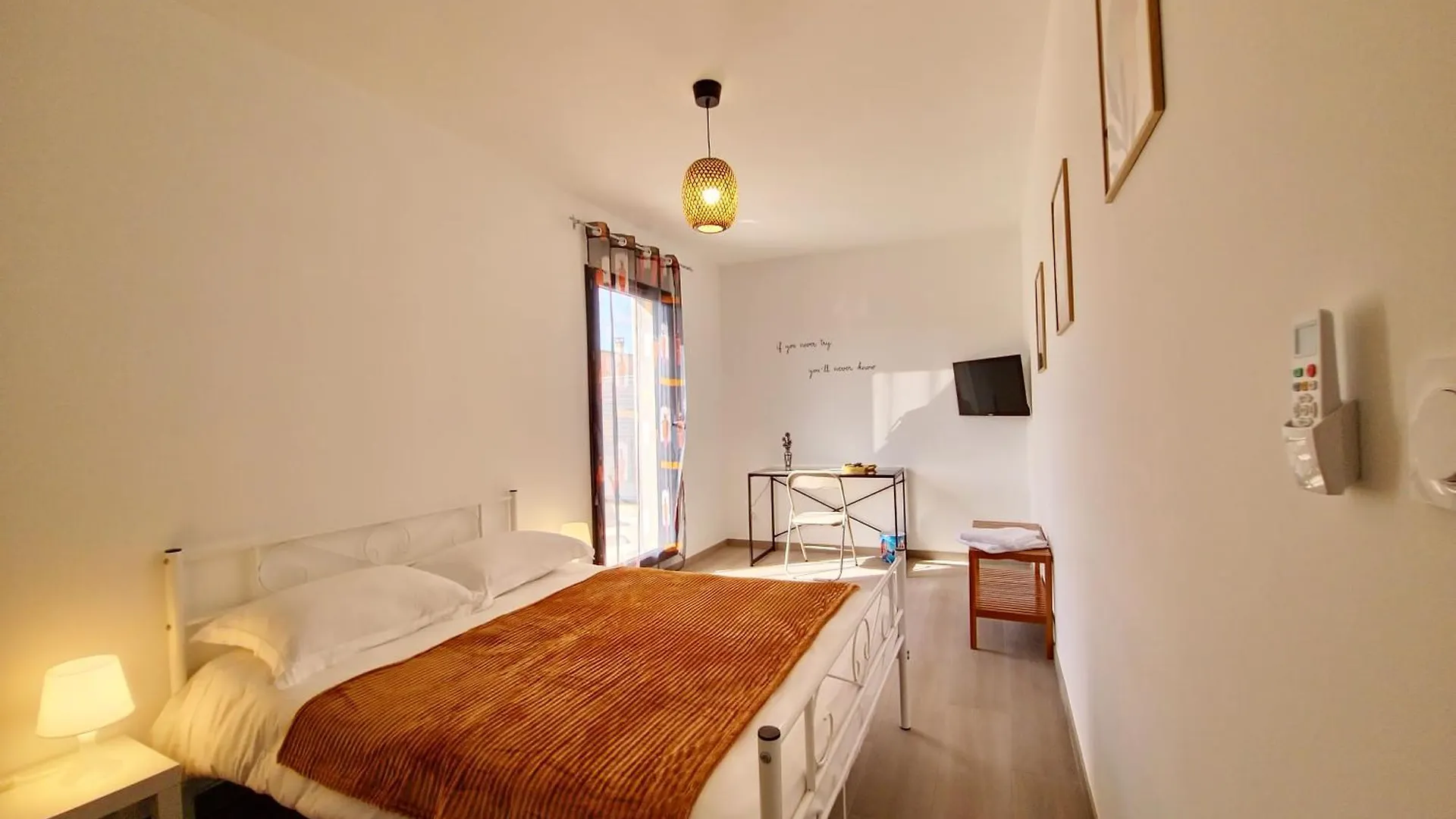 Urban Chambres Vénissieux Bed & Breakfast