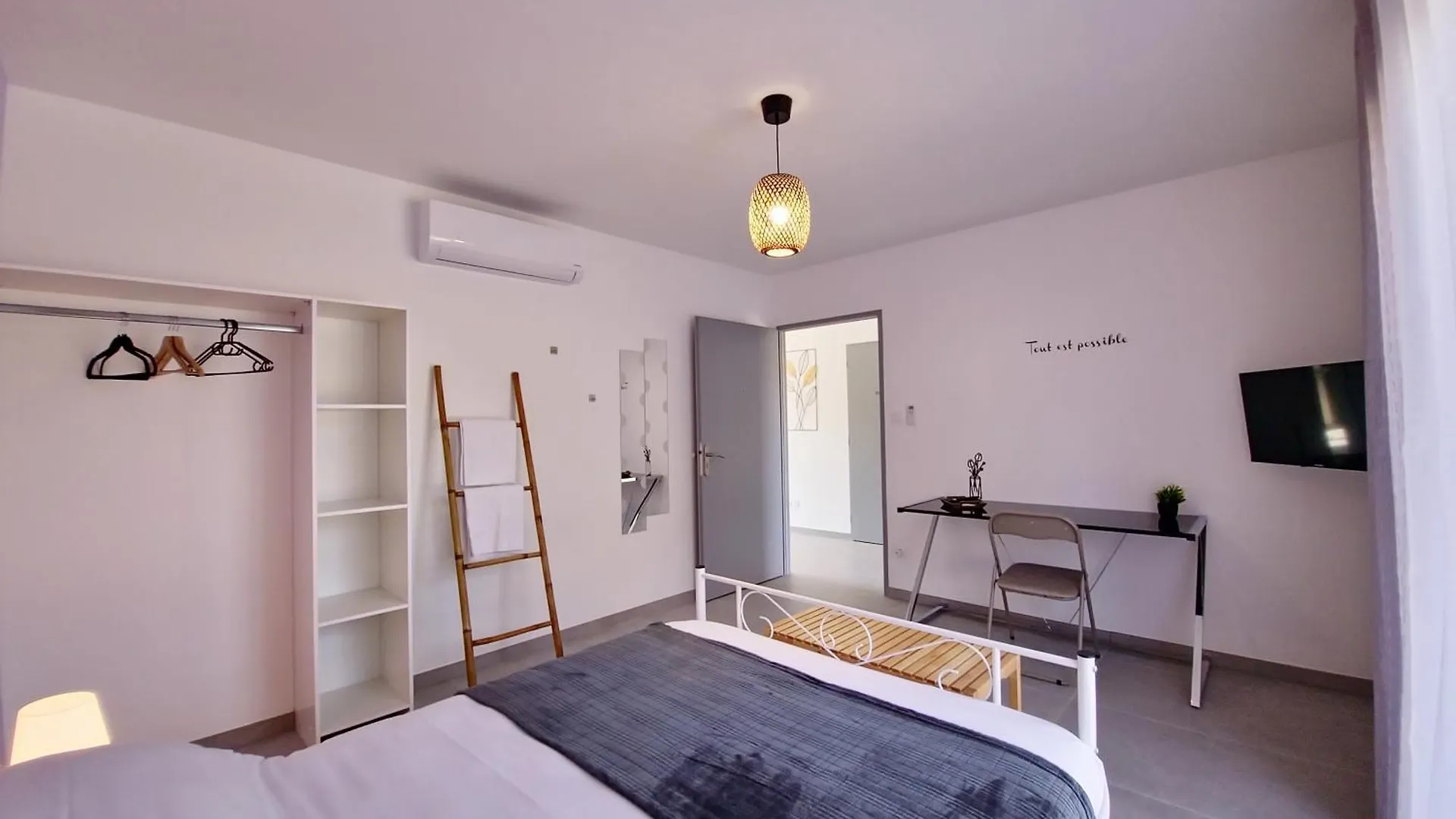 Urban Chambres Vénissieux Bed & Breakfast