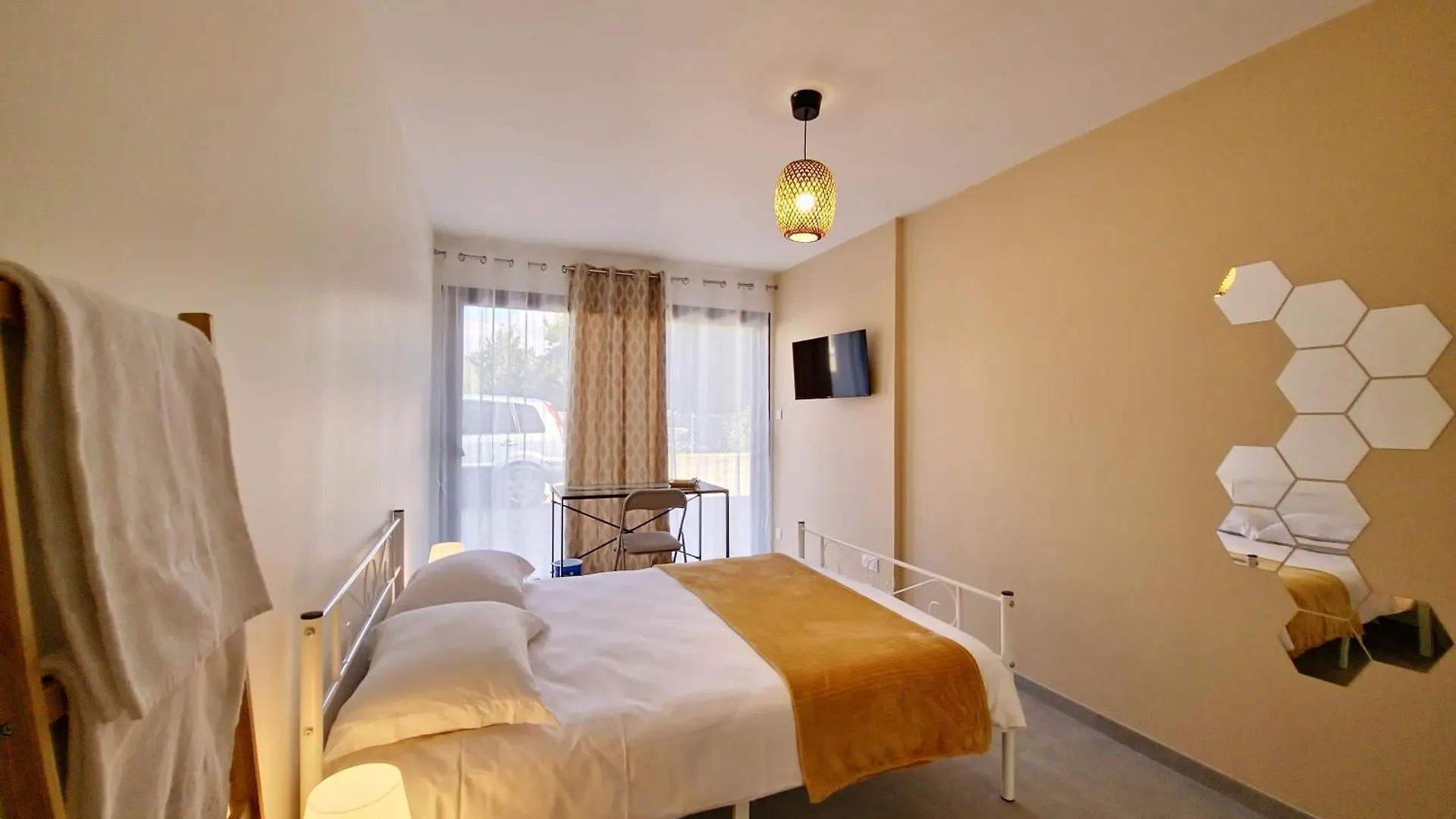 Urban Chambres Vénissieux Bed & Breakfast