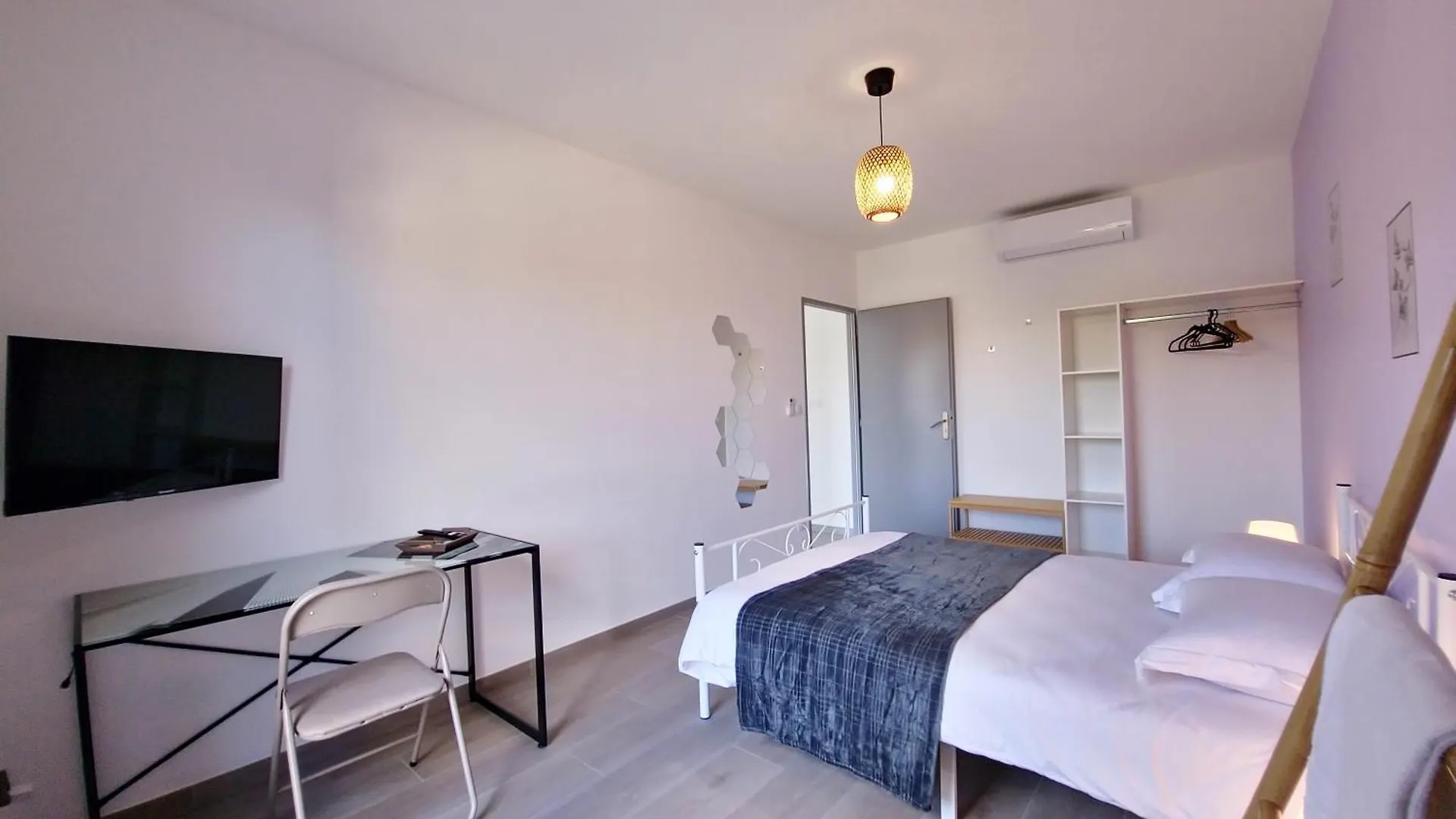 Urban Chambres Vénissieux Bed & Breakfast