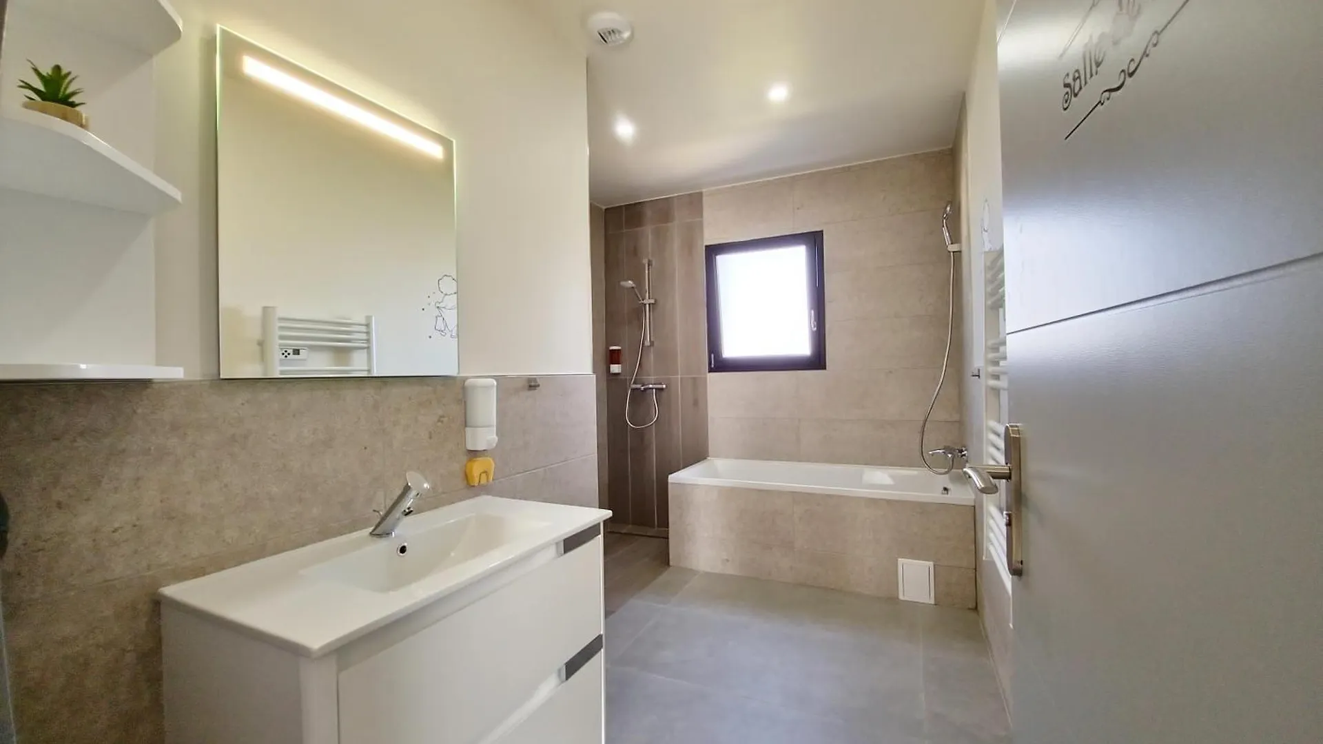 Urban Chambres Vénissieux Bed & Breakfast